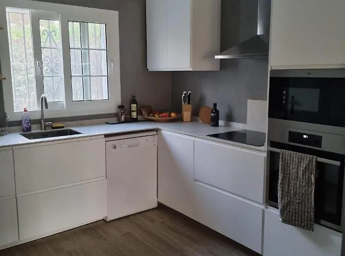 Town-house-style - On The Golden Mile Сasa de vacaciones *